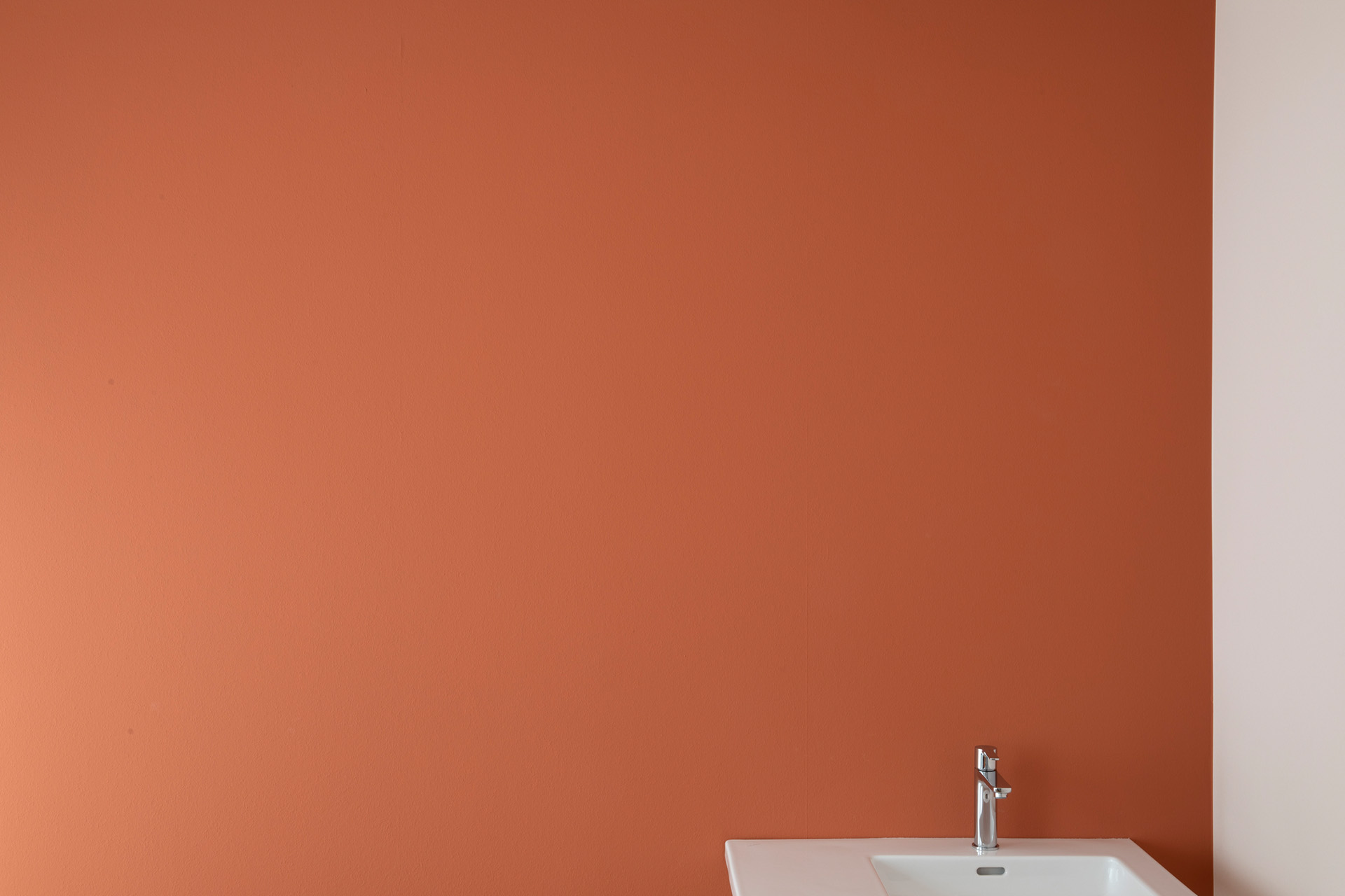 Ecurea Arztpraxis - Ockerfarbene Wand