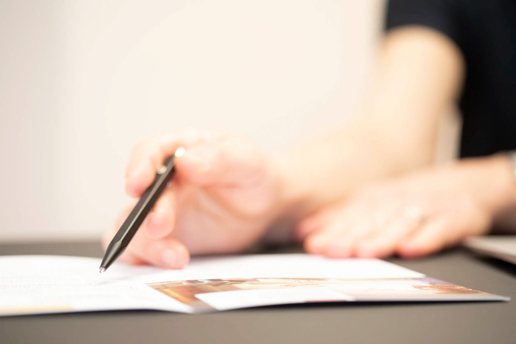 Mit Stift auf Ecurea-Broschüre zeigen